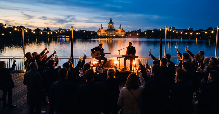 Abendkonzert am Maschsee in Hannover: Duo auf der Seebühne, Neues Rathaus am Horizont