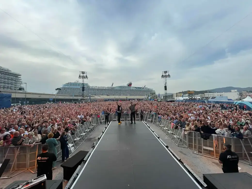 Mitchy und André Open-Air vor 15.000 Zuschauern bei der Mein Schiff Relax Taufe