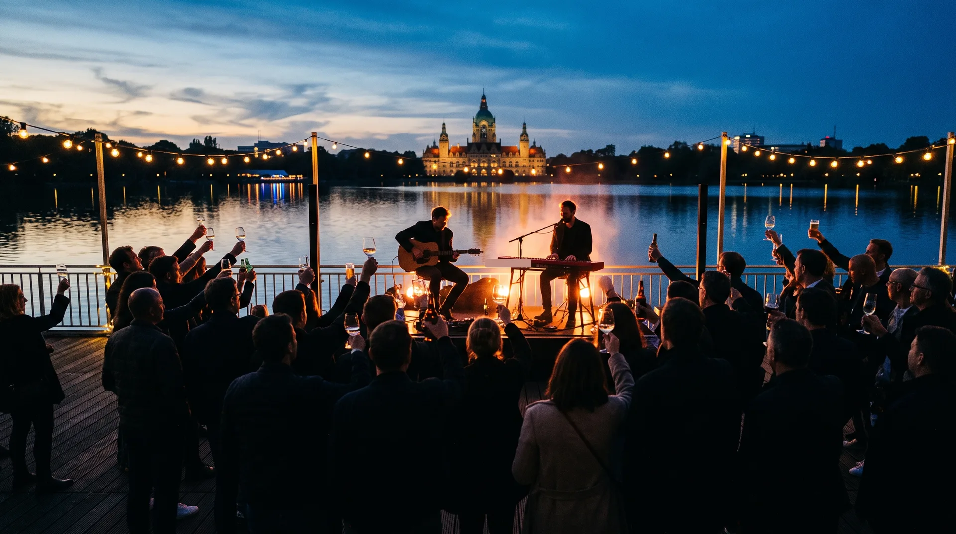 Abendkonzert am Maschsee in Hannover: Duo auf der Seebühne, Publikum beim Toast, Neues Rathaus am Horizont