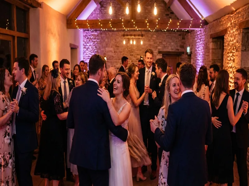 Hochzeitsparty in Niederbayern - Gäste tanzen zur Live-Musik der Hochzeitsband