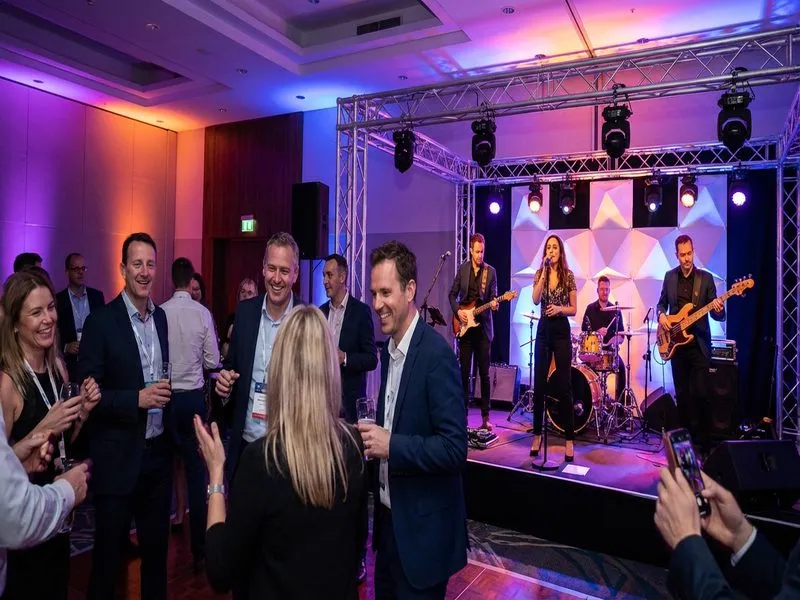 Band spielt auf einer Firmenfeier – Mitchy und André