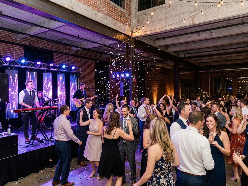 Volle Tanzflaeche bei einer Hochzeitsparty mit Live-Musik in Augsburg