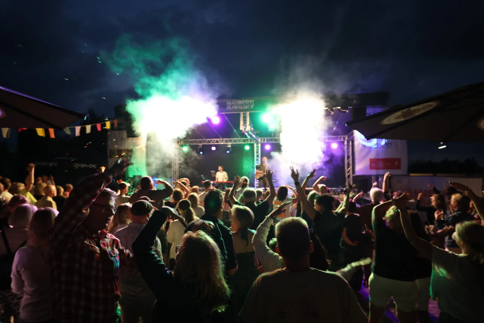 Publikum feiert vor der Bühne bei einem öffentlichen Event von Mitchy und André